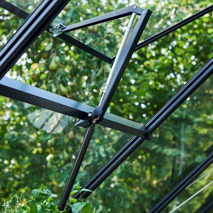 Venting Halls Greenhouses